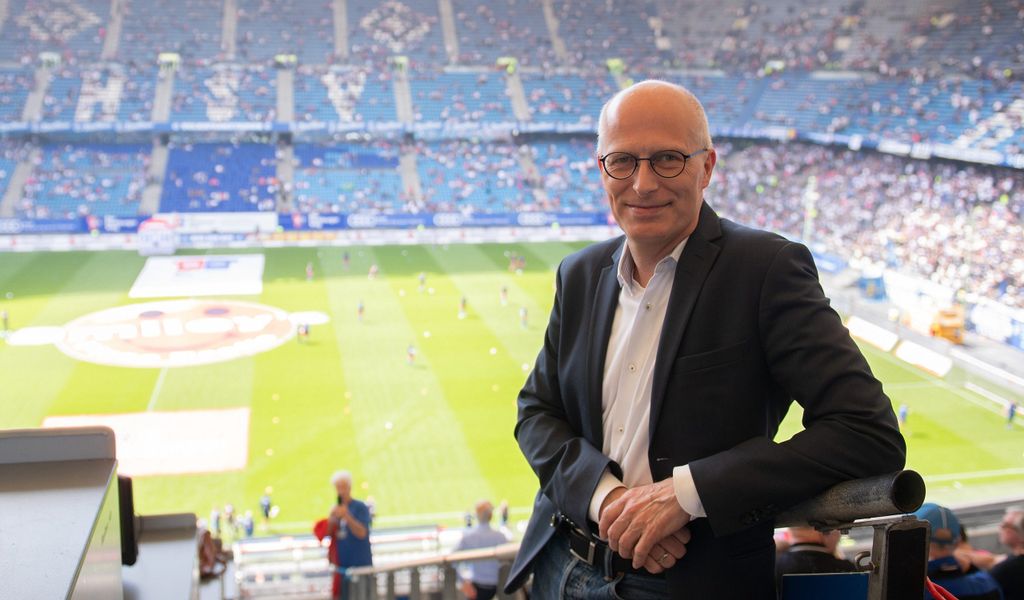 Hamburgs Bürgermeister Peter Tschentscher bei einem Besuch im Volksparkstadion im Mai 2019