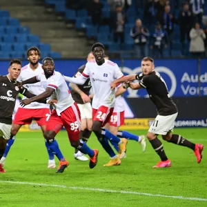 Der HSV und St. Pauli beim bislang letzten Duell im Volkspark, im Oktober 2020.