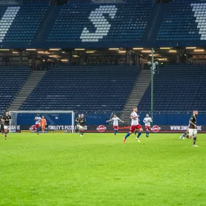 Wie im Oktober 2020 findet auch das nächste Derby im Volksparkstadion vor leeren Rängen statt.