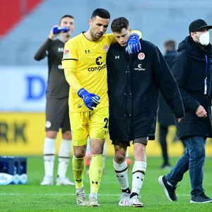 Dejan Stojanovic (l., mit James Lawrence) wäre gerne bei St. Pauli geblieben.
