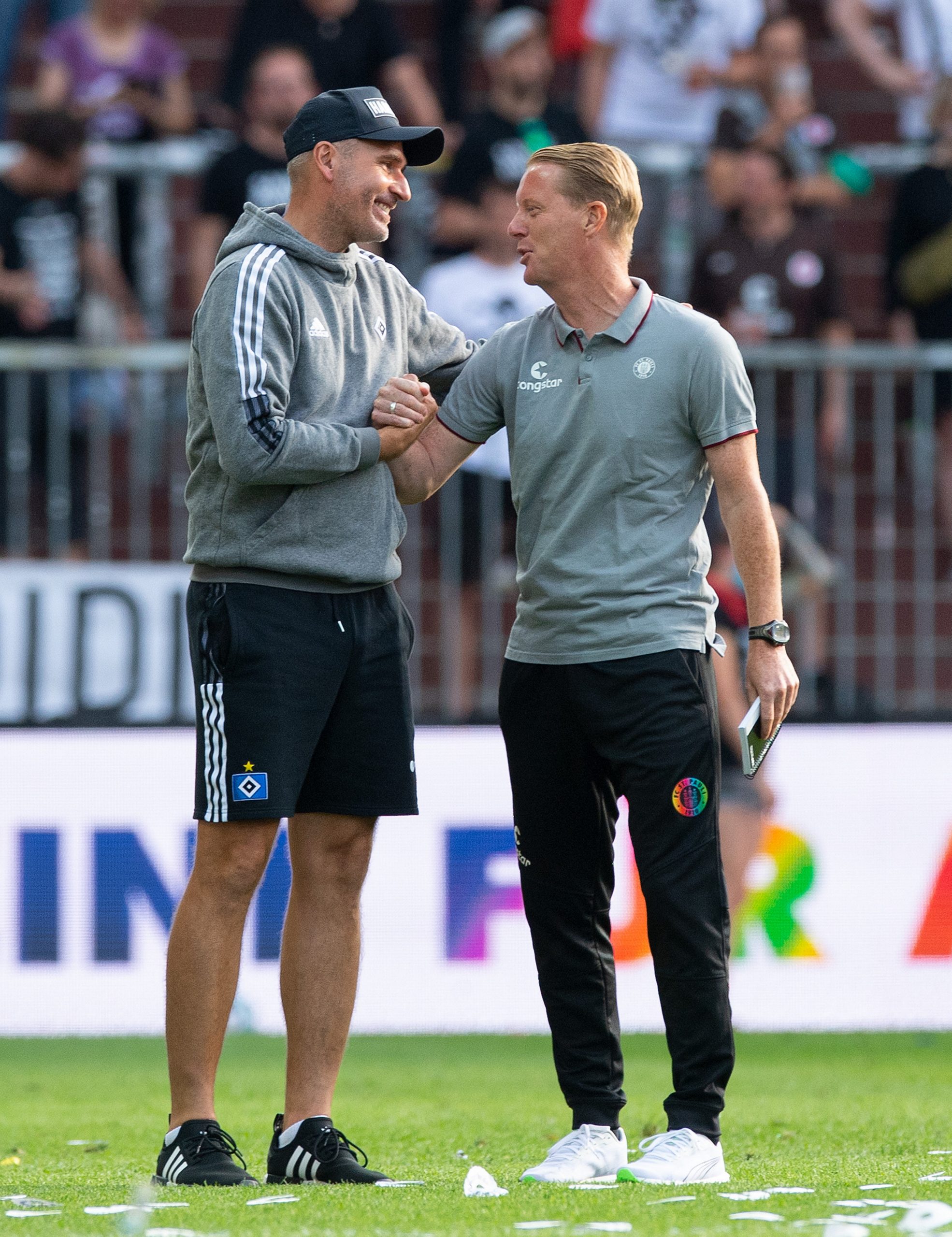 HSV-Trainer Tim Walter (l.) und St. Paulis Timo Schultz.