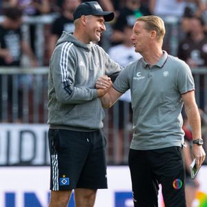 HSV-Trainer Tim Walter (l.) und St. Paulis Timo Schultz.