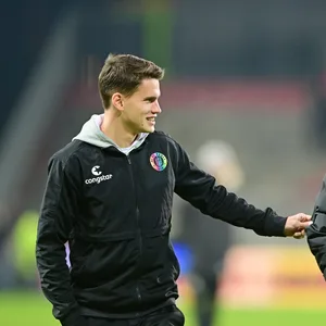 Luca Zander verpasst St. Paulis Trainingslager wegen einer Corona-Infektion.