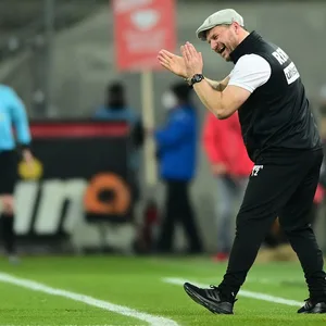 Mit T-Shirt und Schiebermütze: FC-Coach Steffen Baumgart bei der „Arbeit“ an der Seitenlinie