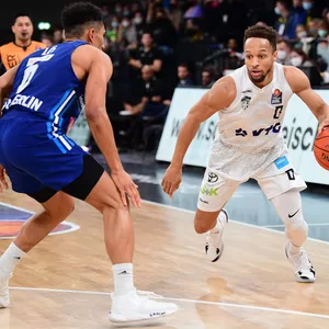 Alba-Spieler Maodo Lo und Towers-Spieler Jaylon Brown