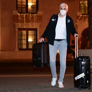 Sportchef Andreas Bornemann bei der Ankunft im Teamhotel. Er hat seine Corona-Erkrankung gerade erst überstanden.