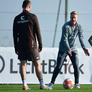 Timo Schultz (M.) erklärte die Arbeit gegen den Ball zum Schwerpunkt in Spanien.