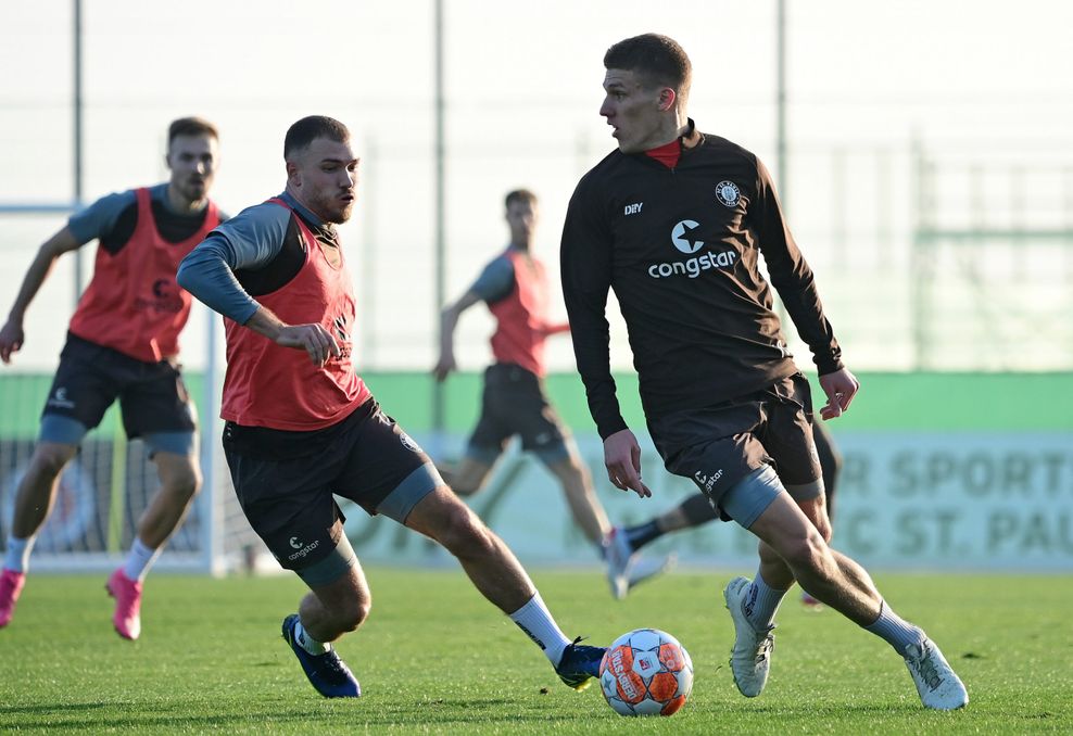 Im Trainingslager in Benidorm will sich Medic (r., hier mit Dittgen) wieder für die Startelf qualifizieren.