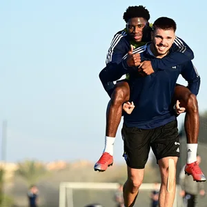 Faride Alidou (l.) beim HSV-Trainingslager in Sotogrande