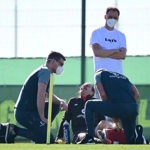 Das tut weh: Jackson Irvine wird nach dem schmerzhaften Zweikampf behandelt.