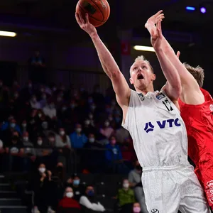 Towers-Spieler Seth Hinrichs beim Korbversuch