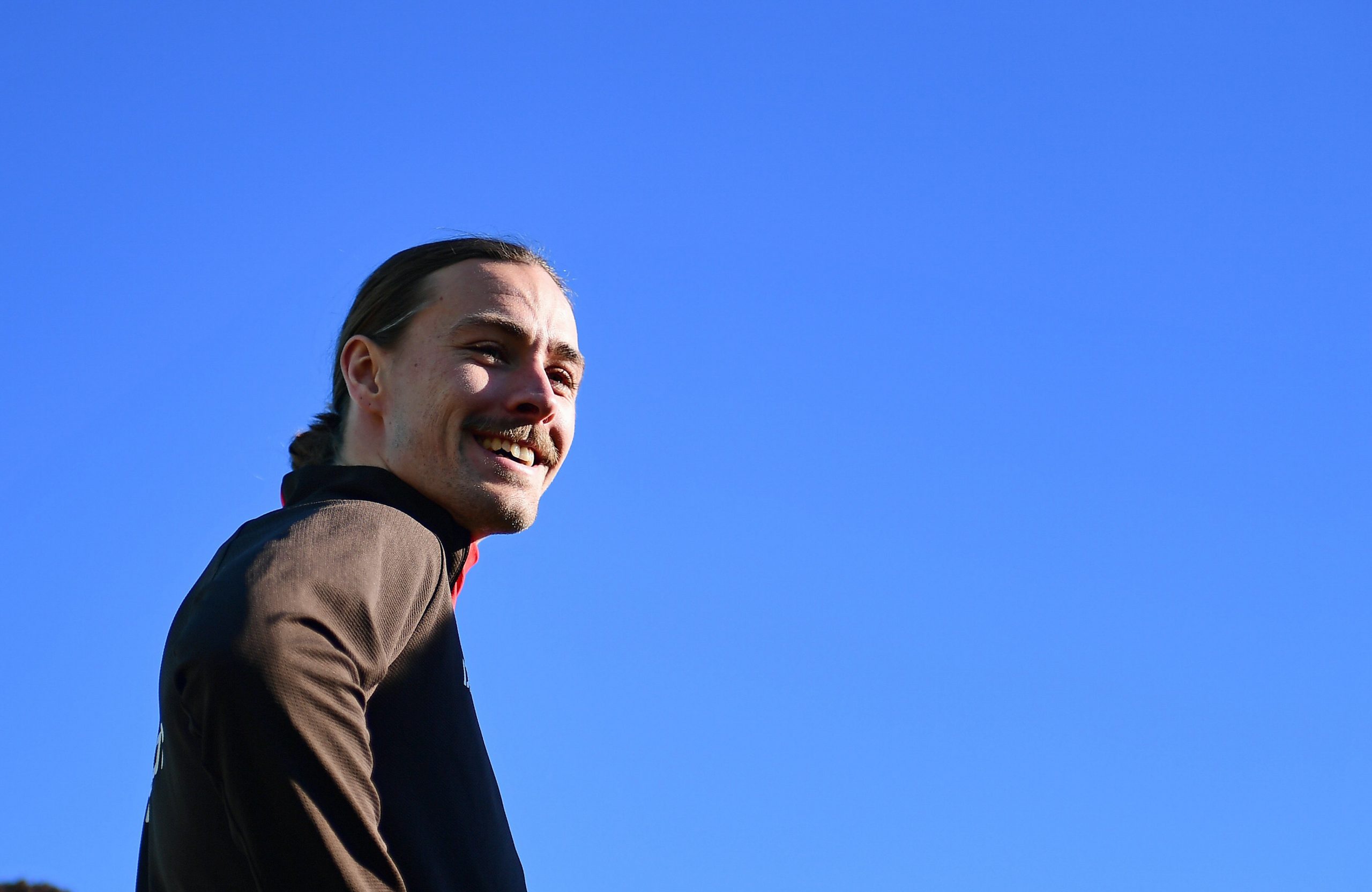Jackson Irvine kann zwar wieder lachen, seine Verletzung ist nicht schlimm. gegen Beerschot wird er wohl trotzdem pausieren.