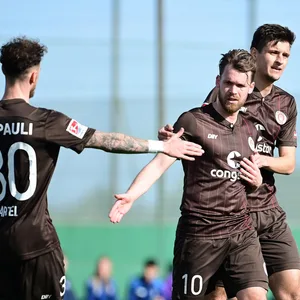 Christopher Buchtmann (M.) traf gegen Beerschot und legte auf.