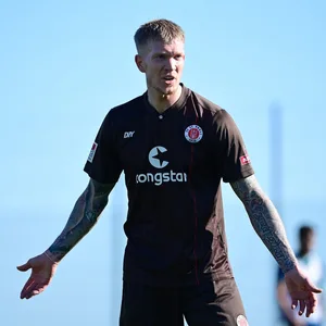 Simon Makienok macht das Knie zu schaffen.