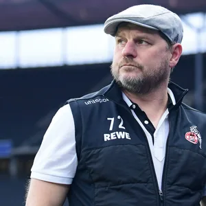 Köln-Trainer Steffen Baumgart ist bekennender HSV-Fan, am Dienstag will er die Hamburger jedoch ärgern.