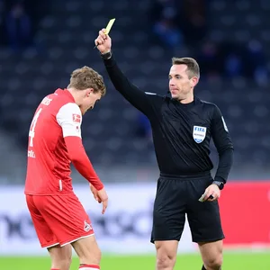 Vor seinem Verletzungs-Aus am 9. Januar zeigt Tobias Stieler dem Kölner Timo Hübers Gelb.