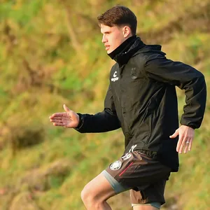 Im Training des FC St. Pauli mischte Luca Zander munter mit.