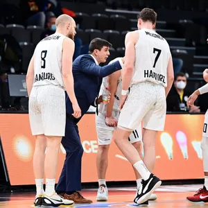 Towers-Coach Calles redet mit seinen Spielern.