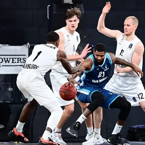 Towers-Spieler verteidigen Ankara-Spieler Octavius Ellis