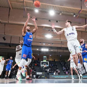 Towers-Spieler Maik Kotsar verteidigt den Korb