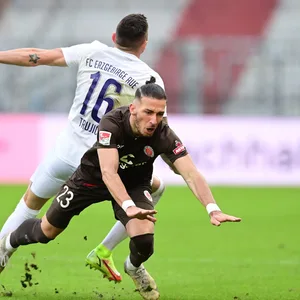 Kniffliger Fall: Nikola Trujic (l.) und Aue bereiteten St. Pauli und Leart Paqarada Probleme.