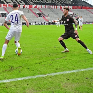 Der Rasen des FC St. Pauli steht in der Kritik.