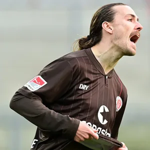 St. Paulis Jackson Irvine ärgert sich über vergebene Chancen.