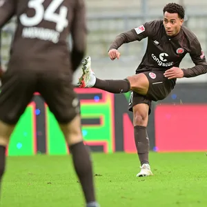 St. Paulis Etienne Amenyido zieht ab und trifft zum 2:2 gegen Aue.