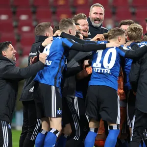 Der HSV bejubelt seinen Pokal-Triumph in Köln.