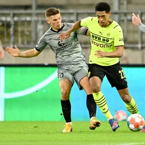 Im DFB-Pokal gegen Dortmund (hier Jude Bellingham, M.) durfte Finn Ole Becker (l.) bereits auf Bundesliga-Niveau ran.
