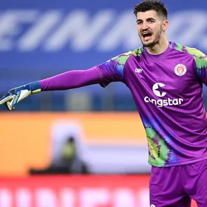 Nikola Vasilj beim jüngsten Derby im Volkspark