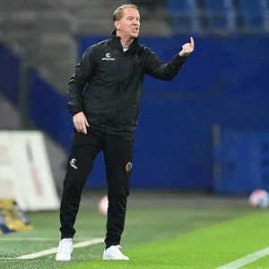 Zufrieden sieht anders aus: Timo Schultz hat bei St. Pauli einiges zu tun.