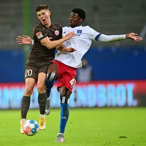 Finn Ole Becker (l.) konnte sich gegen den HSV (hier Faride Alidou) nur selten behaupten.