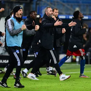 Tim Walter (M.) ist der erste HSV-Trainer seit drei Jahren, der ein Derby gewinnen konnte.