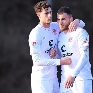 Lob für seinen Doppelpack nach der Pause bekam Max Dittgen von James Lawrence.