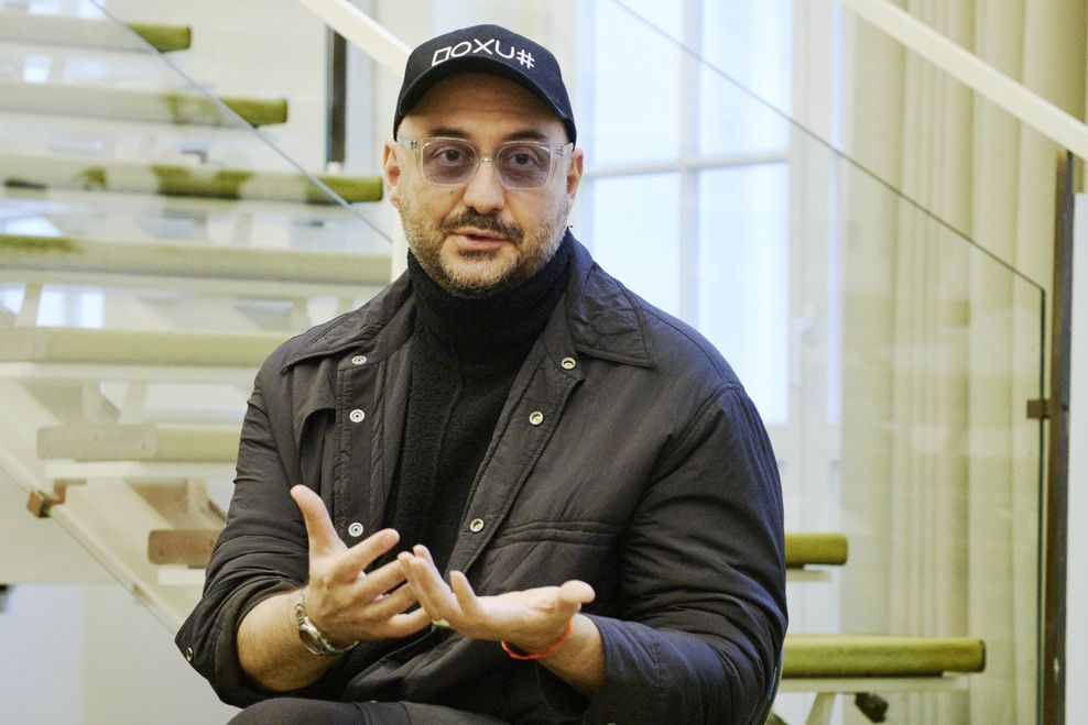 Kirill Serebrennikov trägt Brille und Basecap und spricht zu jemandem, den man im Bild nicht sieht.