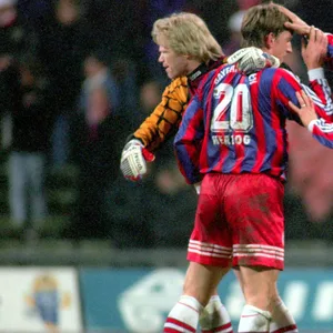 Oliver Kahn (l.) und Andreas Herzog (2. v.l.) spielten gemeinsam für den FC Bayern.