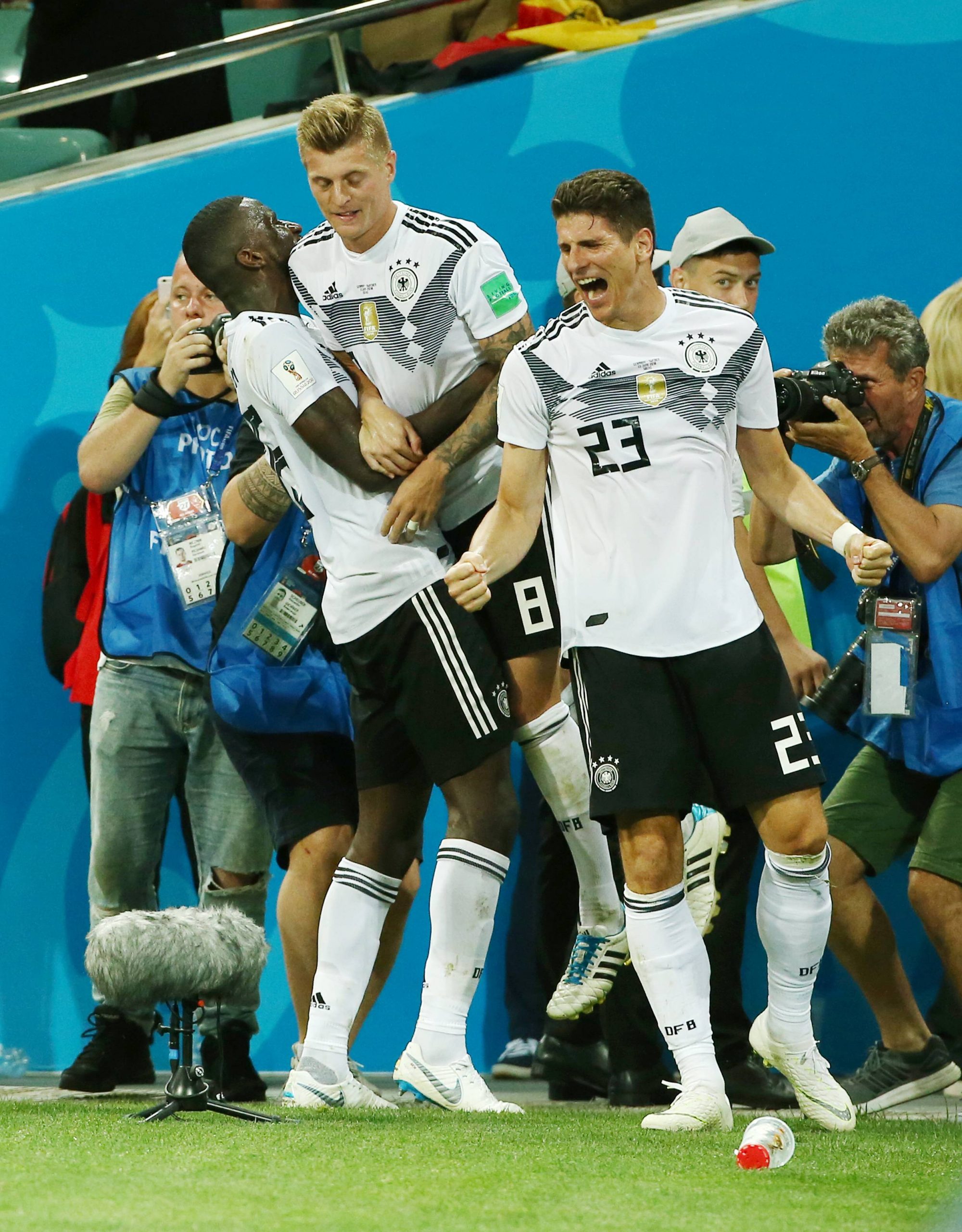 Mario Gomez (r.) bejubelt den deutschen Sieg gegen Schweden bei der WM 2018.