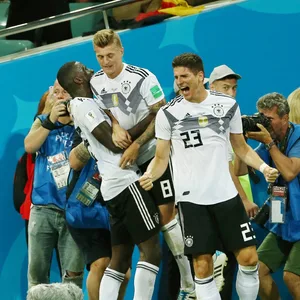 Mario Gomez (r.) bejubelt den deutschen Sieg gegen Schweden bei der WM 2018.