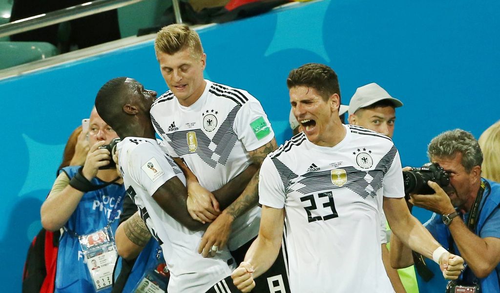 Mario Gomez (r.) bejubelt den deutschen Sieg gegen Schweden bei der WM 2018.