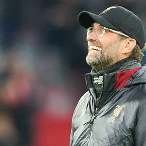 Jürgen Klopp grinst.