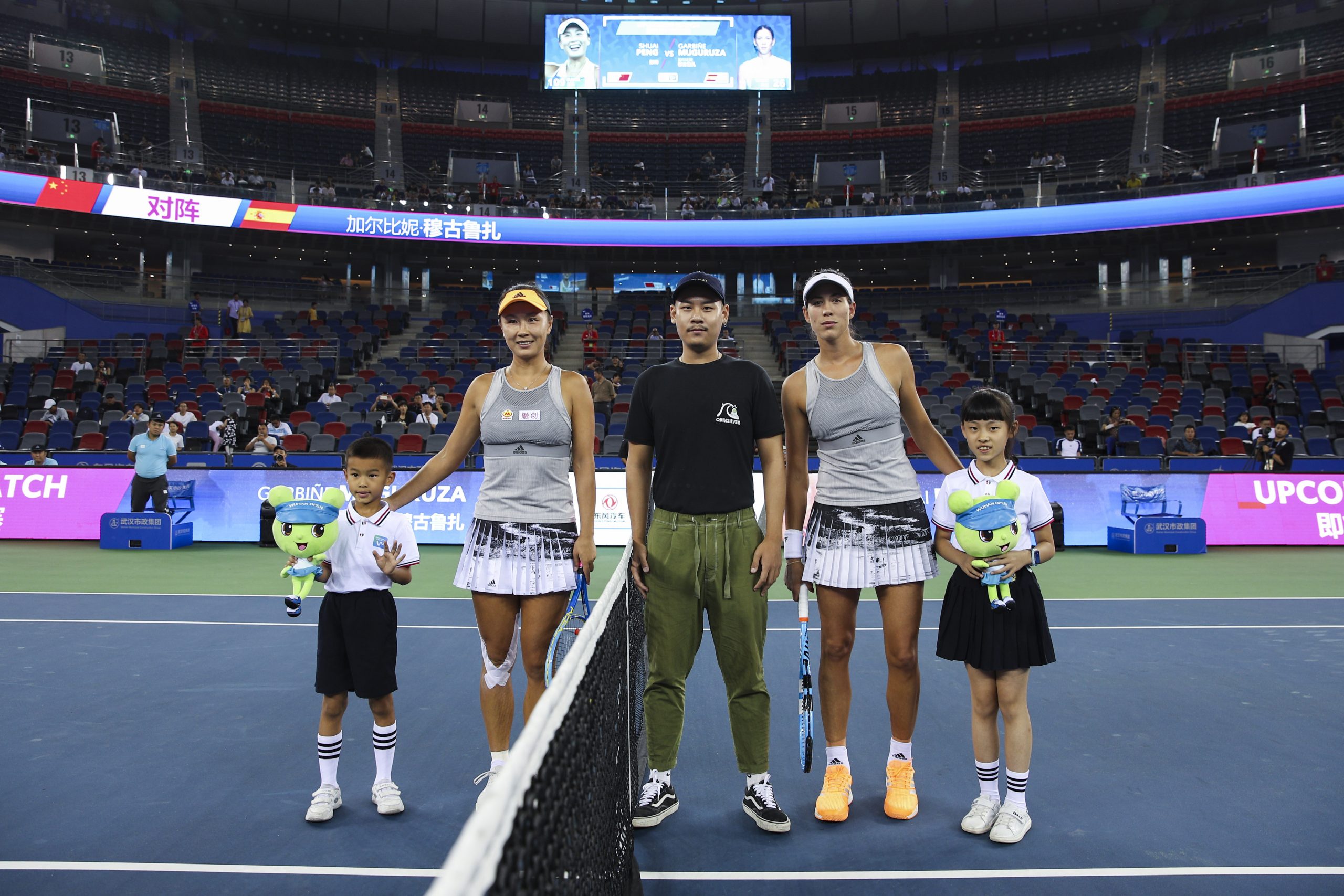 Garbine Muguruza und Peng Shuai posieren bei einem Tennis-Turnier in China für ein Foto.