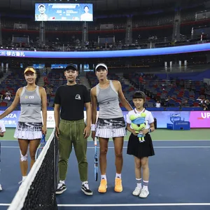Garbine Muguruza und Peng Shuai posieren bei einem Tennis-Turnier in China für ein Foto.
