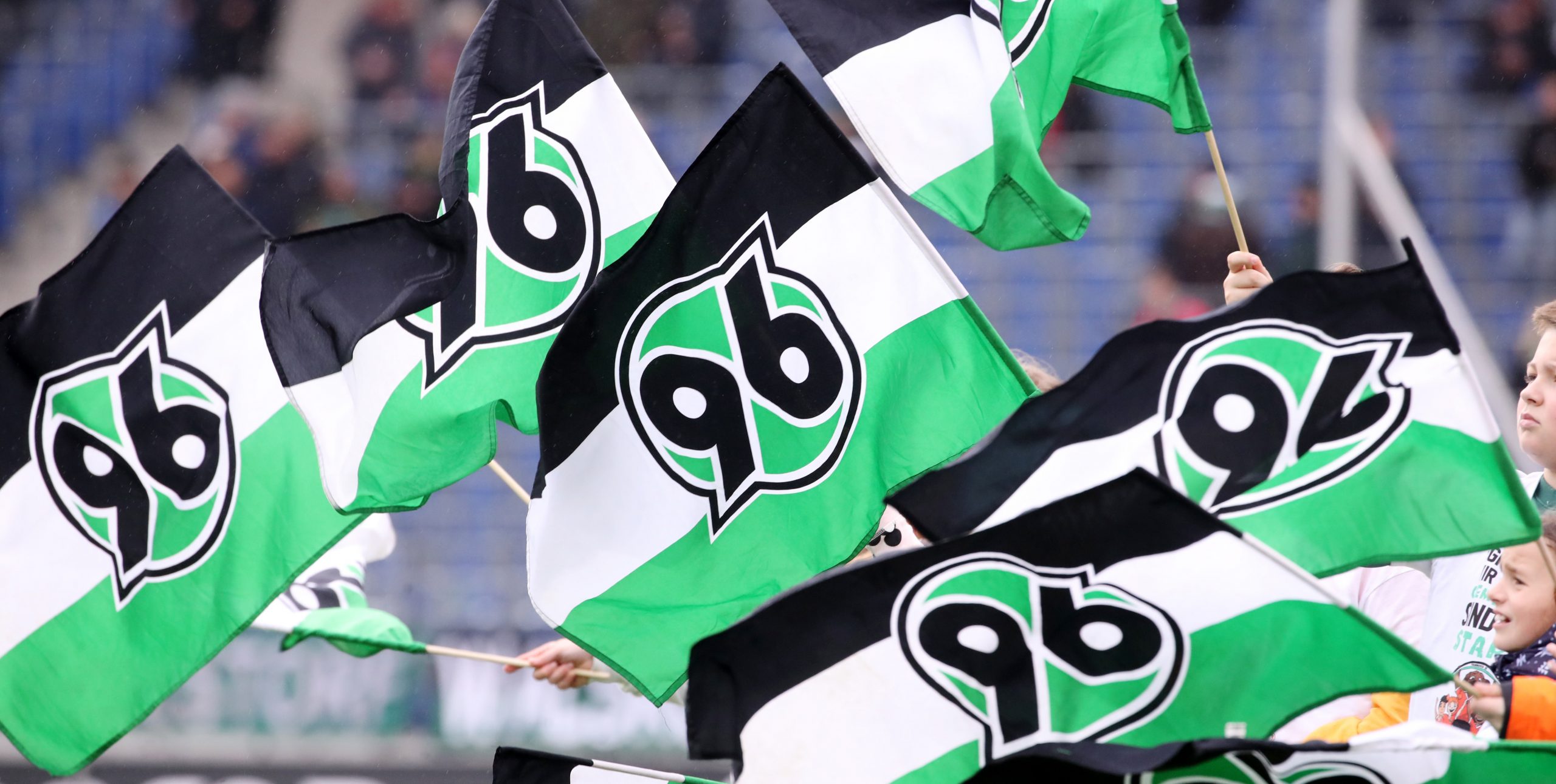 Fahnen mit dem Wappen von Hannover 96.