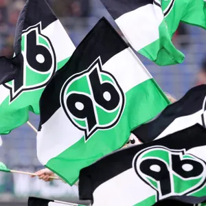 Fahnen mit dem Wappen von Hannover 96.