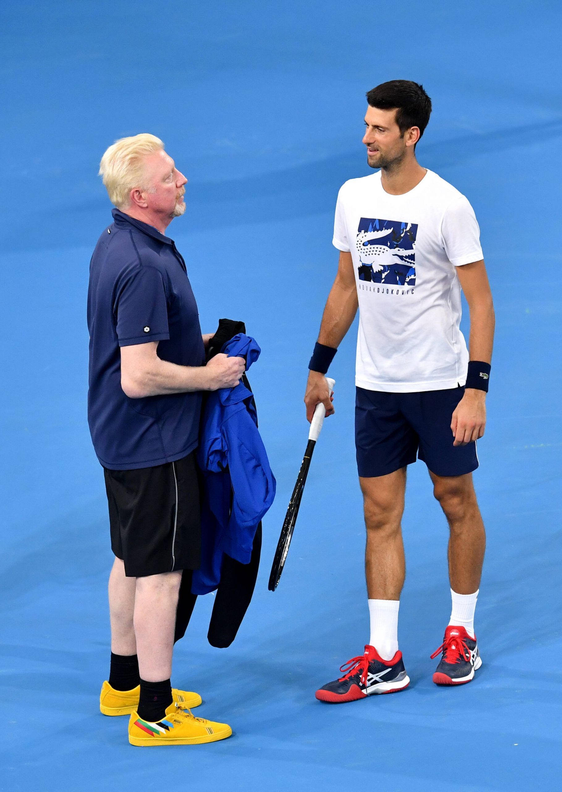 Boris Becker(l.) und Novak Djokovic(r.) unterhalten sich.
