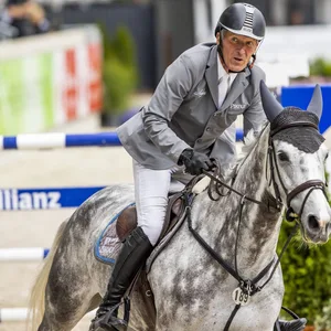 Springreiter Ludger Beerbaum während eines Wettkampfes.
