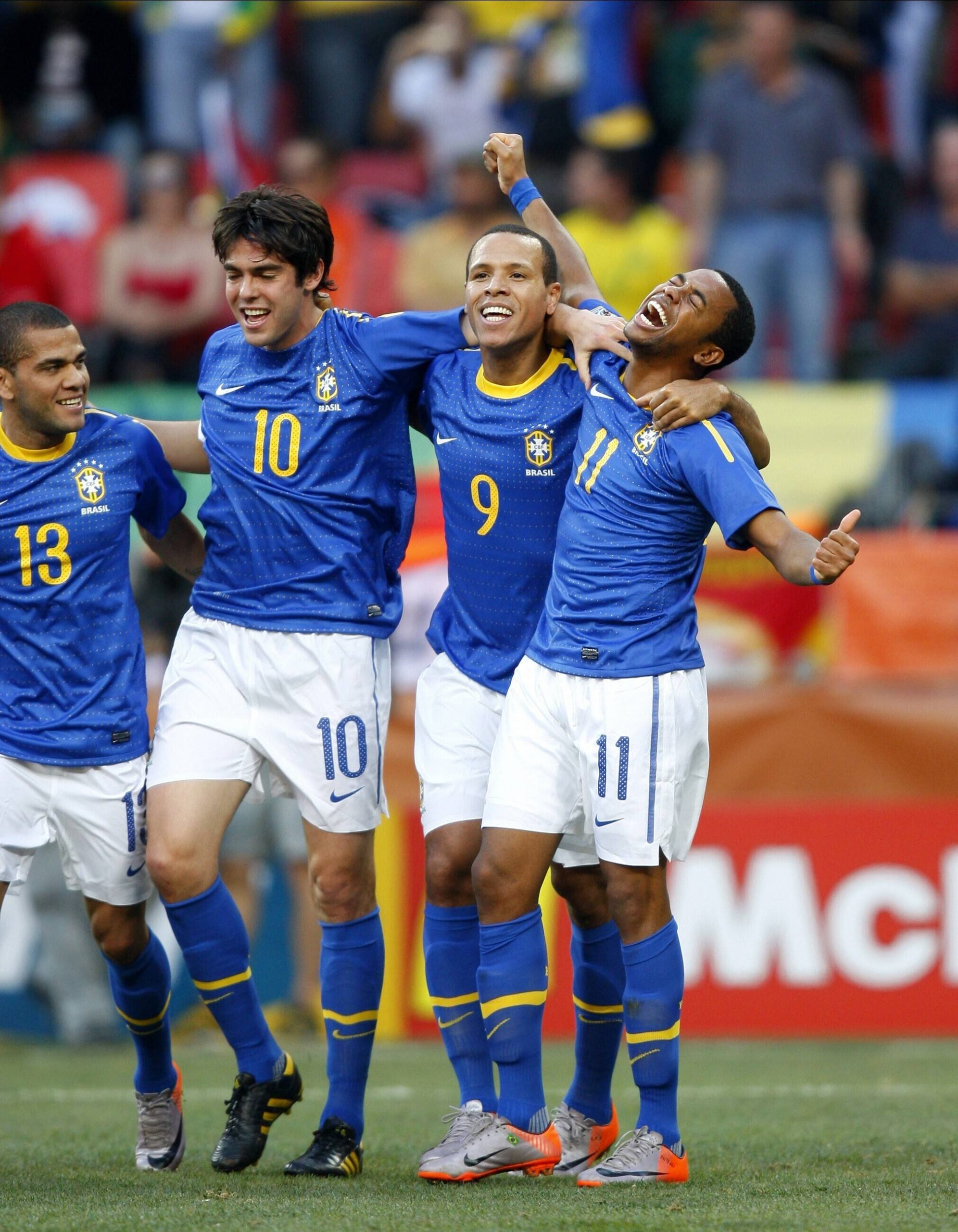 Bei der WM 2010 in Südafrika jubelte Robinho (r.) noch mit Brasilien. Jetzt muss er ins Gefängnis.