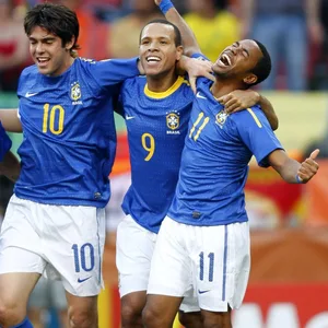 Bei der WM 2010 in Südafrika jubelte Robinho (r.) noch mit Brasilien. Jetzt muss er ins Gefängnis.