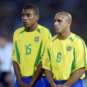 Roberto Carlos (r.) und Kleberson beim WM-Finale 2002 gegen Deutschland.